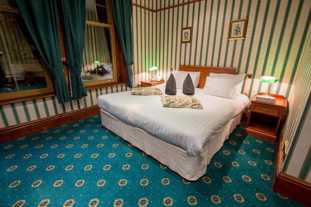 רומפורד Harefield Manor Hotel מראה חיצוני תמונה