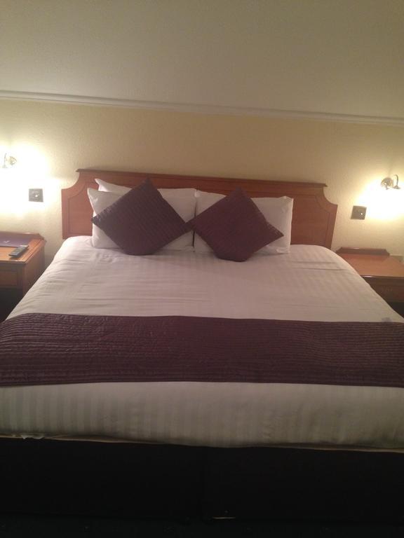 רומפורד Harefield Manor Hotel מראה חיצוני תמונה