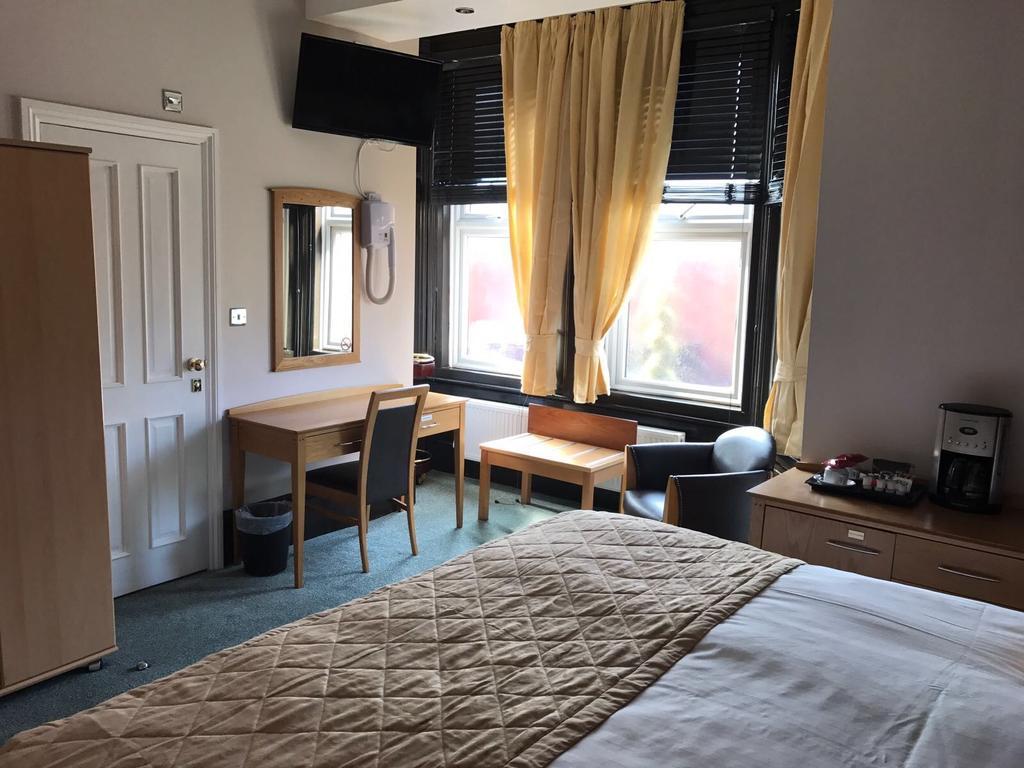 רומפורד Harefield Manor Hotel מראה חיצוני תמונה