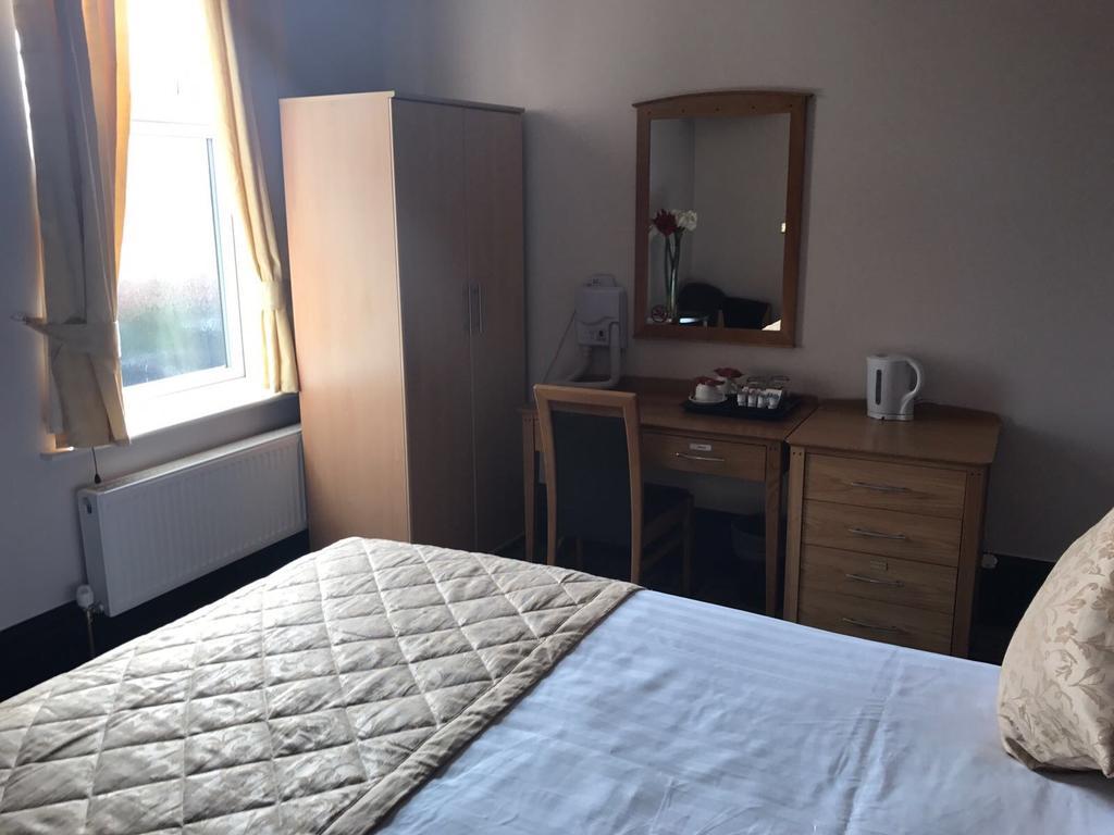 רומפורד Harefield Manor Hotel מראה חיצוני תמונה