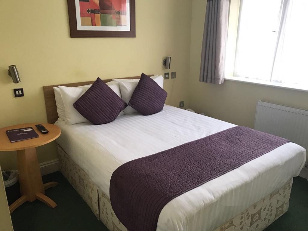 רומפורד Harefield Manor Hotel מראה חיצוני תמונה