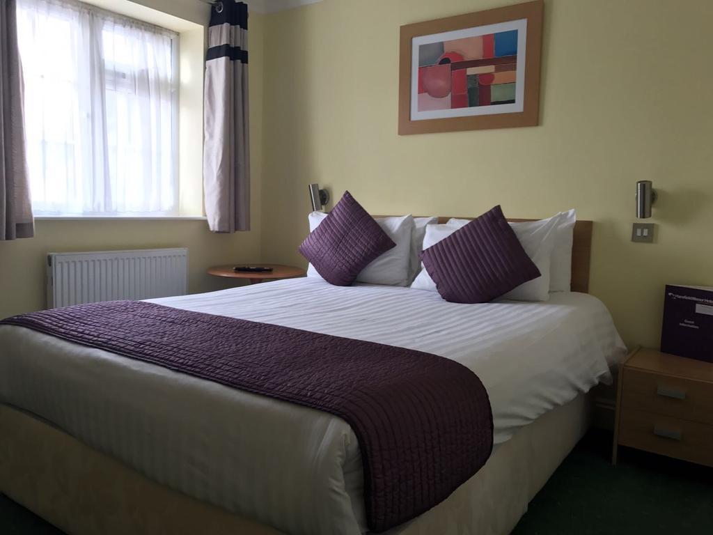 רומפורד Harefield Manor Hotel מראה חיצוני תמונה