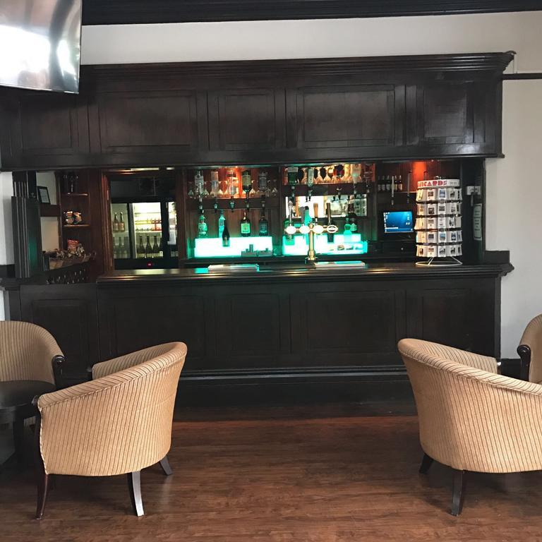 רומפורד Harefield Manor Hotel מראה חיצוני תמונה