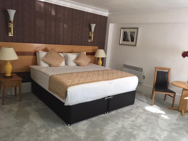 רומפורד Harefield Manor Hotel מראה חיצוני תמונה