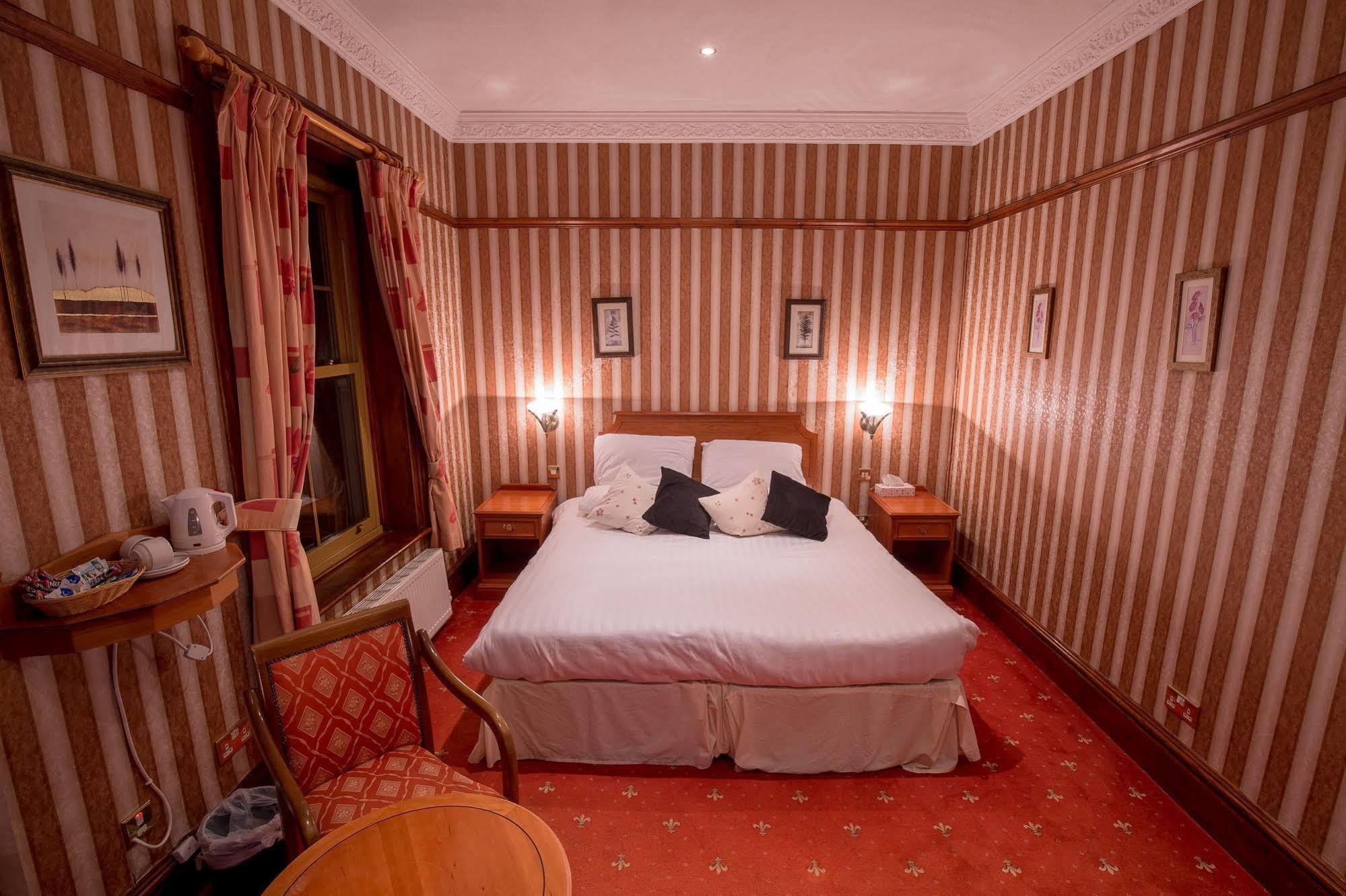 רומפורד Harefield Manor Hotel מראה חיצוני תמונה