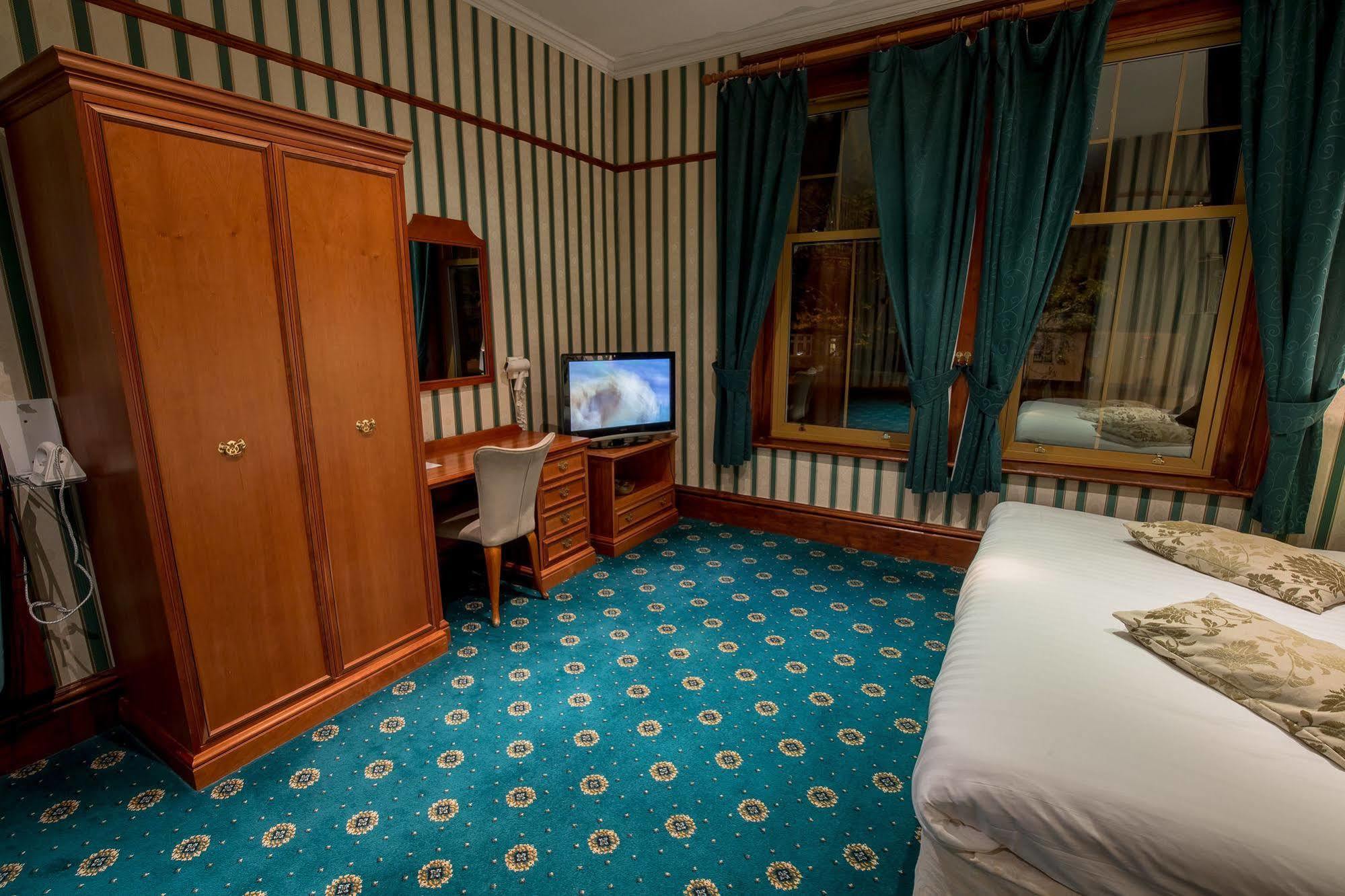 רומפורד Harefield Manor Hotel מראה חיצוני תמונה